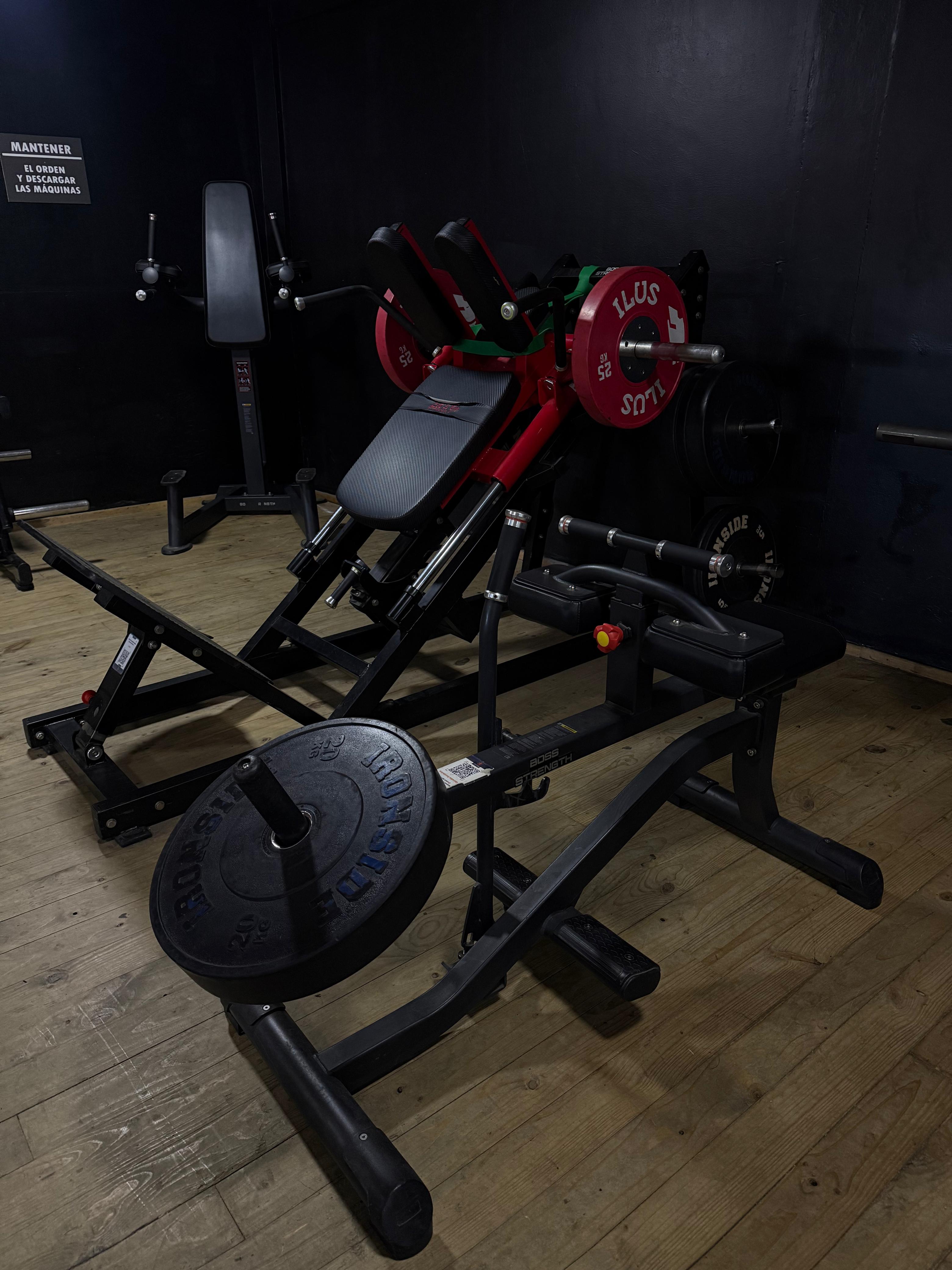 Máquina roja de piernas
